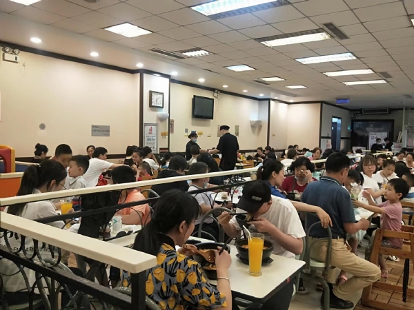 康德專注于食品調(diào)味料已十八年有余，一直注重出品的安全、穩(wěn)定，強(qiáng)調(diào)給商家?guī)韽N師便捷,出品穩(wěn)定，減少能耗，安全有保障！歡迎有意合作老板質(zhì)詢來工廠考察！